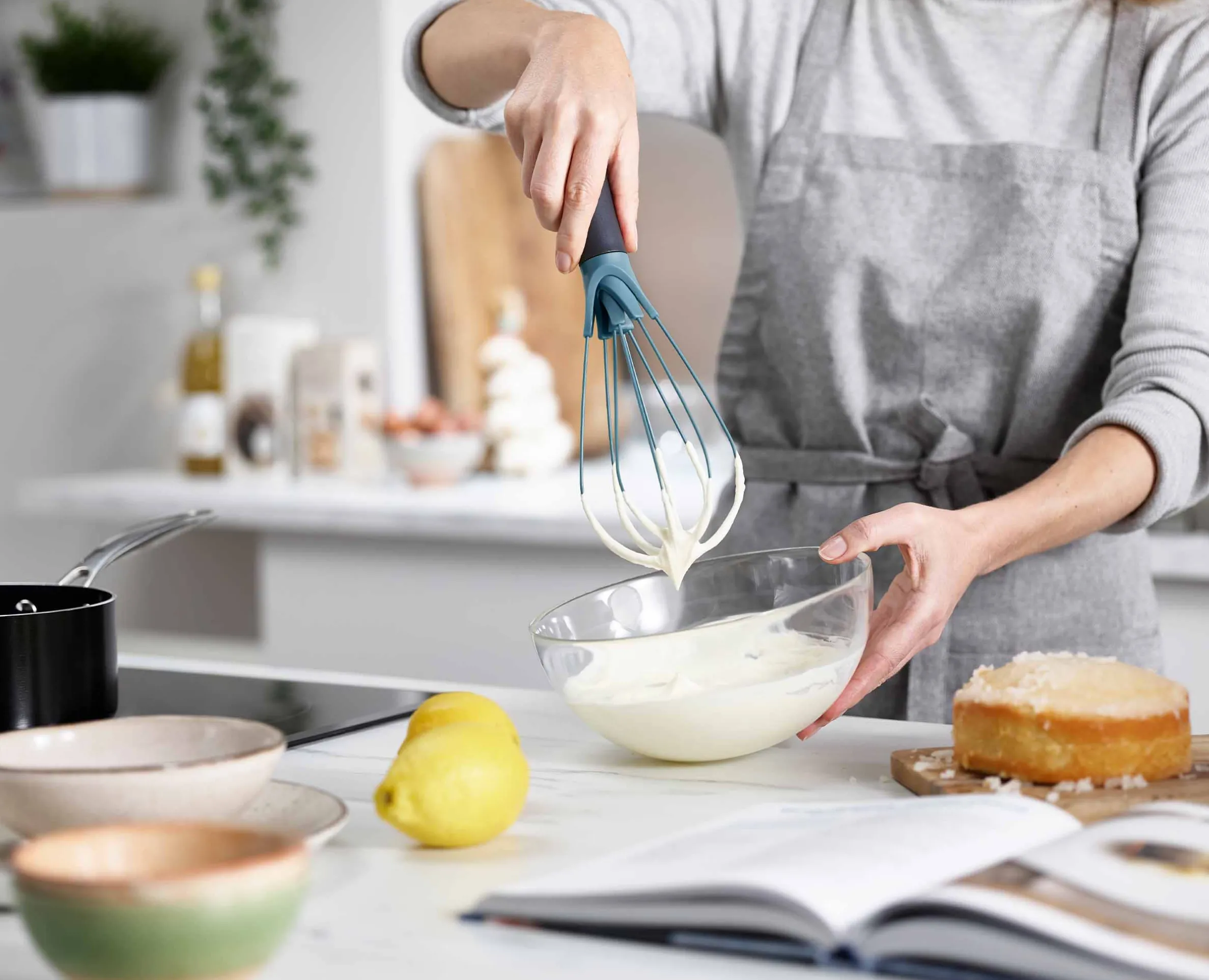 Lot de 9 Bols Nest™ 9 Plus, Rouleau à Pâtisserie PrecisionPin™ & Fouet Twist™ en Bleu